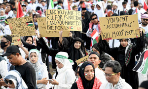 PHOTOS: Indonesians adorn keffiyehs as they rally in support of Palestinians