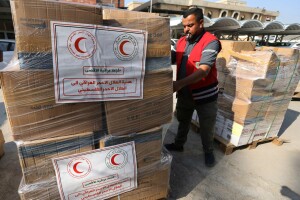 PHOTOS: Iraq&rsquo;s Red Crescent Society prepares aid for Palestinians