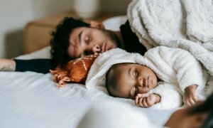 نومولود بچے خراٹے کیوں لیتے ہیں؟