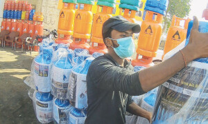 Residential areas in Karachi face cooking crisis as SSGC unable to provide gas at mealtimes