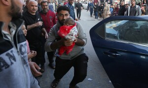 PHOTOS: Wounded Palestinians rushed into Nasser Hospital