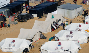 Homeless Palestinians in Rafah sleep rough due to lack of tents