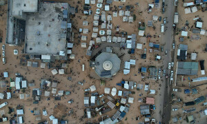 Photos: Displaced Palestinians set up camp in Rafah