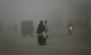 Lahorites face health risks as smog crisis continues