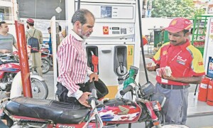 پیٹرولیم مصنوعات کی قیمتوں میں 10 روپے فی لیٹر سے زائد تک کمی کا امکان