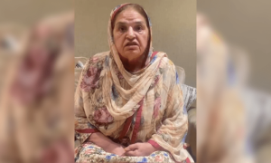 خواجہ آصف کی ایما پرمیرے گھر پر چھاپہ مارا گیا، عثمان ڈار کی والدہ کا الزام
