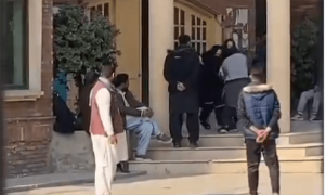مونس الہٰی نے اپنی والدہ سے کاغذات نامزدگی چھیننے کی ویڈیو سوشل میڈیا پر شیئر کردی
