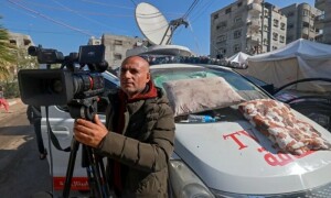 &rsquo;غزہ میں اسرائیلی بمباری سے اب تک 100 صحافی شہید&lsquo;