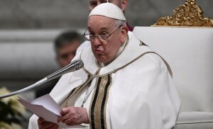 Pope laments war in Holy Land on solemn Christmas Eve