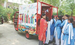 لاہور کی سڑکوں پر چلتی پھرتی لائبریری سے لوگ کیسے مستفید ہورہے ہیں؟