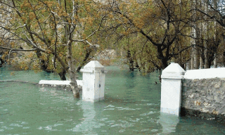 عطاآباد جھیل، میلوں دور پھیلے نیلگوں پانی سے وابستہ لوگوں کی دکھ بھری داستان