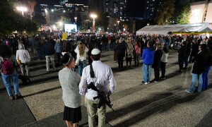 Netanyahu under growing pressure as Israelis call for early elections