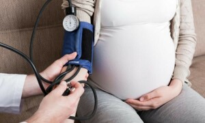 حاملہ خواتین میں ہائی بلڈ پریشر سے کیا پیچیدگیاں پیدا ہوتی ہیں؟