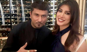 ایک بادشاہ سے ملنے گئی، دوسری ہنی سنگھ سے، مہوش حیات پر تنقید