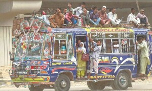 شہرِ کراچی پر اشرافیہ کی گرفت سے محنت کش خواتین متاثر
