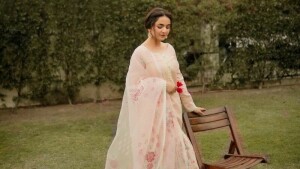 Yumna Zaidi is serving attainable, yet stunning fashion for her Nayab promotions