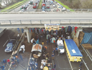 French farmers block roads over low food prices