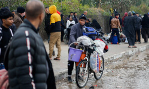South Gaza battles rage as heavy rain hits displaced further north