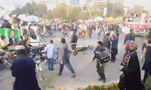 پی ٹی آئی کی کراچی میں ریلی نکالنے کی کوشش، پولیس سے تصادم کے بعد 20 سے زائد کارکن گرفتار