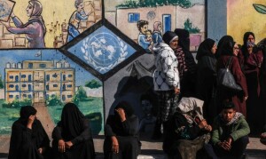 PHOTOS: Displaced Palestinians line up to receive aid in Gaza&rsquo;s Rafah