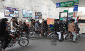 عام انتخابات سے قبل نگران حکومت کا پیٹرول، ڈیزل کی قیمت میں اضافے کا اعلان