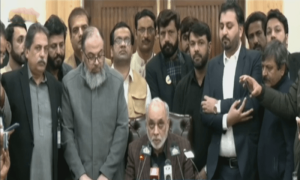 الیکشن کمیشن نے تقریباً 10 گھنٹے بعد پہلے سرکاری نتیجے کا اعلان کردیا