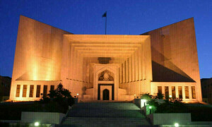 &rsquo;درخواست دائر کرکے غائب ہوجاتے ہیں، ایسا مذاق نہیں چلے گا&lsquo;، سپریم کورٹ کا درخواست گزار کو پیش کرنے کا حکم