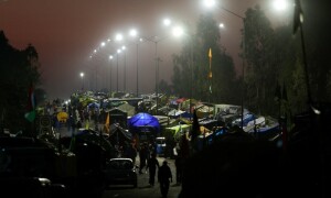 بھارت: کسانوں کا یوم سیاہ منانے کا اعلان، مودی حکومت نے موبائل، انٹرنیٹ سروس بند کردی