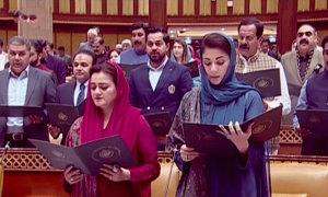 نومنتخب اراکین پنجاب اسمبلی نے حلف اٹھالیا، اسپیکر، ڈپٹی اسپیکر کا انتخاب کل ہوگا