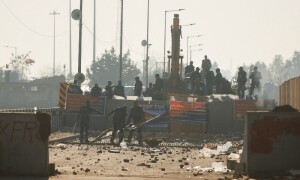 Protesting Indian farmers burn effigies of Modi and other ministers