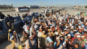 JUI-F workers protest at Karachi&rsquo;s Toll Plaza after being &lsquo;stopped from entering city&rsquo;