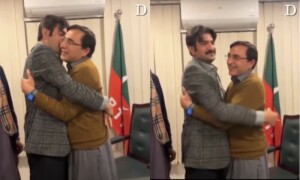 شیر افضل کی بیرسٹر گوہر سے ملاقات، گلے مل کر شکوے ختم کردیے