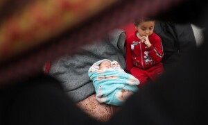 غزہ میں غذائی قلت کی صورتحال سنگین، دودھ کی کمی سے 2 ماہ کا بچہ انتقال