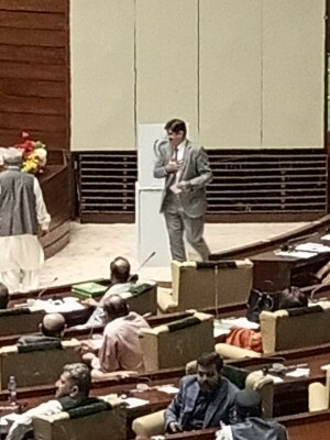 SEE: Murad Ali Shah casts vote for Sindh Assembly speaker