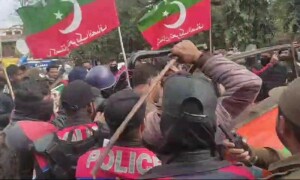 Police baton-charge PTI protestors near LHC