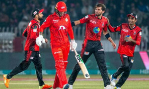 پی ایس ایل 9: اسلام آباد یونائیٹڈ کو شکست ، لاہور قلندرز کو سیزن میں پہلی فتح مل گئی