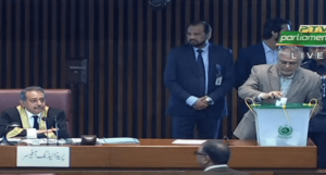 PML-N&rsquo;s Ishaq Dar casts his vote in presidential poll contested by coalition partner