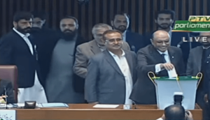 Contesting candidate Zardari casts vote in presidential polls