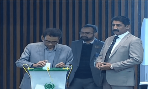 MQM-P&rsquo;s Khalid Maqbool votes in presidential poll