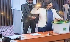 &lsquo;Imran Khan Zindabad&rsquo;, chants PTI&rsquo;s Faisal Javed while voting for president