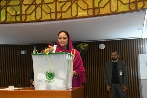 MQM-P&rsquo;s Rana Ansar casts vote in presidential polls contested by ally Zardari