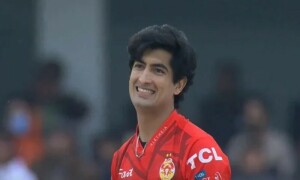 پی ایس ایل 9: غصے میں اسٹمپ کو لات مارنے پر نسیم شاہ پر جرمانہ عائد