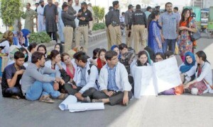 YDA besieges Services&rsquo; medical superintendent office over house job issue of 107 medics in Lahore