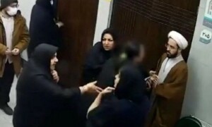 حجاب نہ پہننے پر مذہبی رہنما کی ایرانی خاتون سے بحث کی ویڈیو وائرل