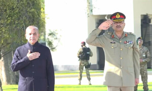 وزیراعظم کی وزرا کے ہمراہ جی ایچ کیو آمد، سول وعسکری قیادت کا مل کر چلنے کا عزم