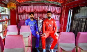 پی ایس ایل فائنل سے قبل شاداب خان اور محمد رضوان کا ٹرافی کے ہمراہ فوٹوشوٹ