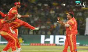 سنسنی خیز مقابلے میں ملتان سلطانز کو شکست، اسلام آباد یونائیٹڈ پی ایس ایل 9 کی چیمپیئن بن گئی