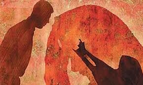 کراچی: سوتیلے باپ نے 8 سالہ بچی پر پیٹرول چھڑک کر آگ لگادی