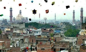 فیصل آباد: پتنگ کی ڈور گلے پر پھرنے سے موٹر سائیکل سوار نوجوان جاں بحق