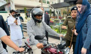 پنجاب: مہلک دھاتی ڈور سے تحفظ کیلئے موٹرسائیکلوں پر حفاظتی وائرز کی تنصیب